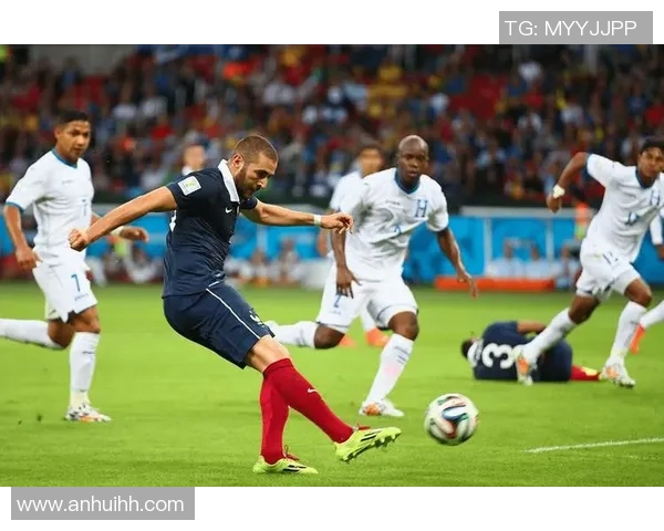 女性足球明星展现优雅姿势的精彩瞬间与魅力风采