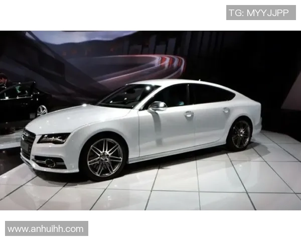 足球明星驾奥迪豪车盛装入场引发球迷热议与媒体关注 足球明星驾奥迪豪车盛装入场引发球迷热议与媒体关注